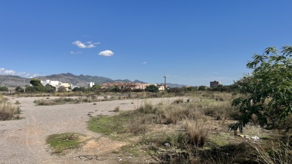 El PSPV propone un aparcamiento disuasorio para 