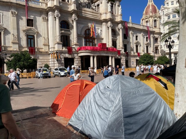 Los acampados plantean mover las tiendas para no entorpecer el 9 d'Octubre pero piden que se reubique la mascletà