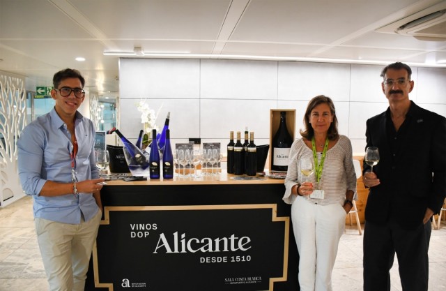 La DOP Vinos de Alicante y Esatur ofrecerán degustaciones en la sala VIP del aeropuerto Miguel Hernández