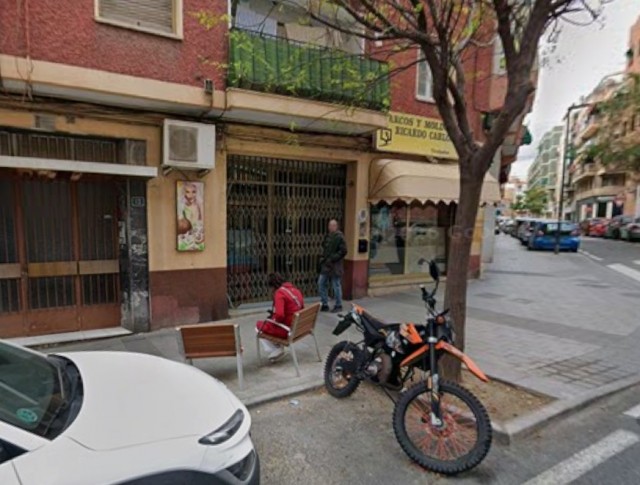 Vecinos del Pla, Carolinas y Palmeretes denuncian la retirada de bancos públicos en una calle