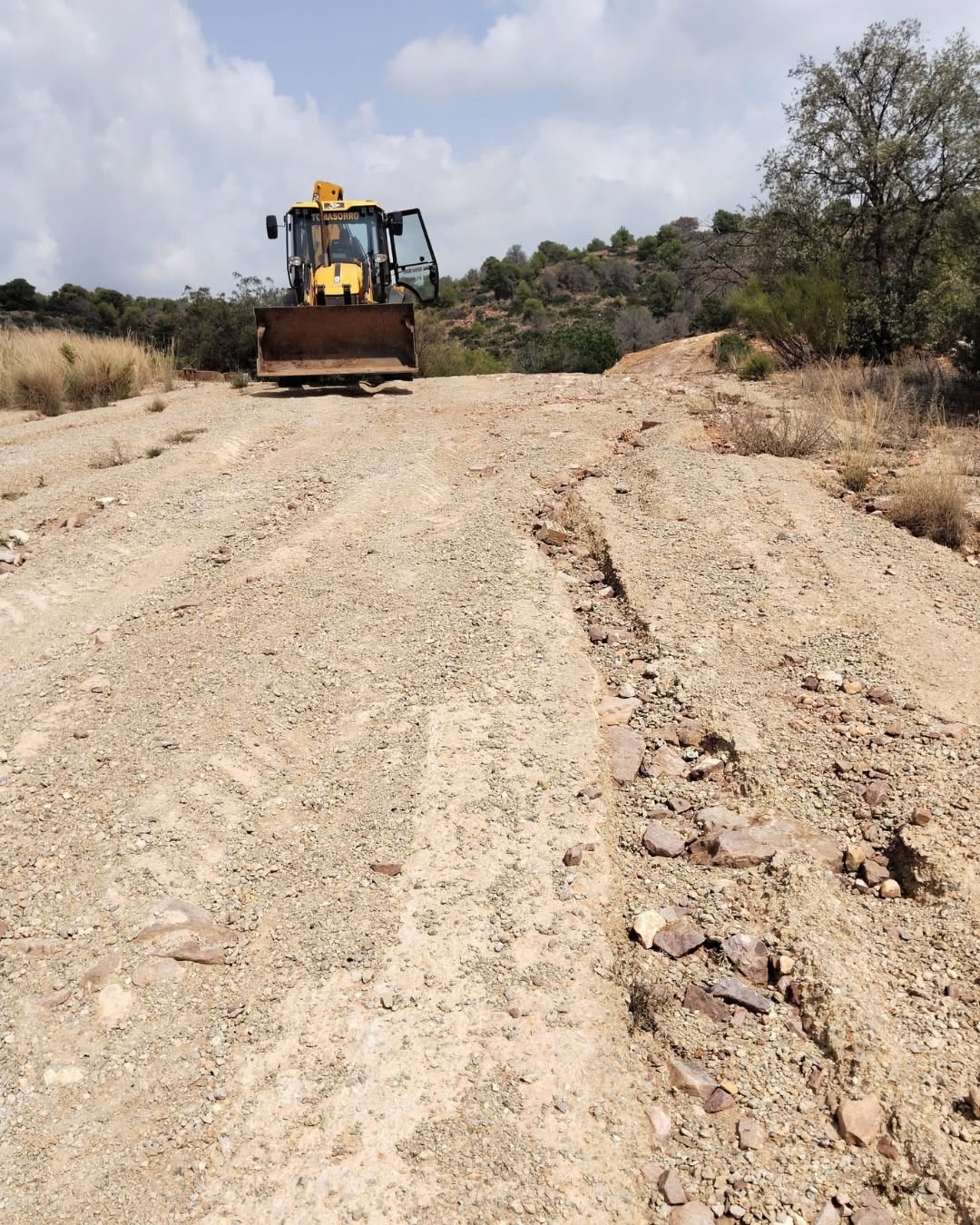 Cazadores llevan a cabo recuperación de caminos en zonas rurales. 
