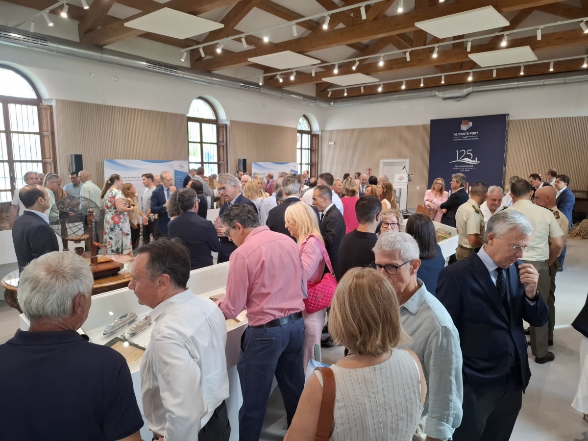 Los representantes institucionales que han acudido a la apertura de la exposición.