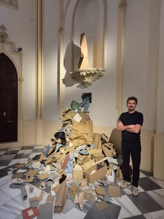 Rafael Fuster hace magia en La Capilla: expone en Murcia una instalación ilusionista en la que el metal se transforma en residuos de papel