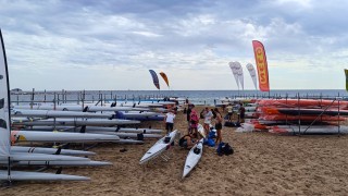 La Vila Joiosa da la bienvenida a los 810 palistas de 39 países que disputarán el Mundial de Kayak de Mar