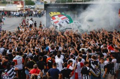 Las imágenes del derbi en el Cartagonova: la afición del FC Cartagena se vuelca contra el Real Murcia