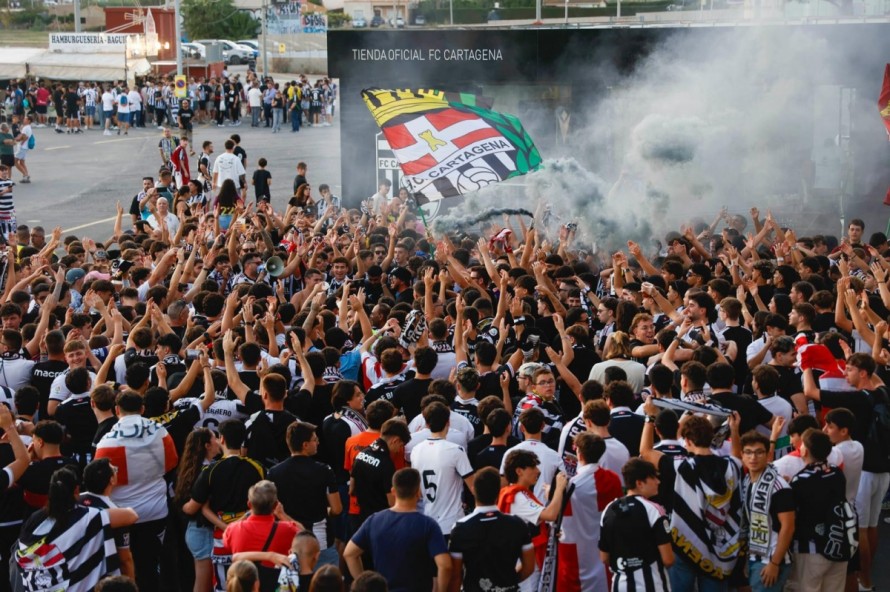 Las imágenes del derbi en el Cartagonova: la afición del FC Cartagena se vuelca contra el Real Murcia