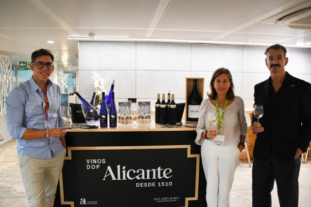 Los Vinos Alicante DOP serán protagonistas en la Sala VIP del aeropuerto