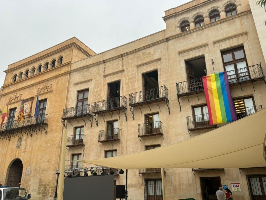 El Orgullo LGTBI 2024 en Elche: acto testimonial con la ausencia de Vox y Ruz a pesar de su denuncia