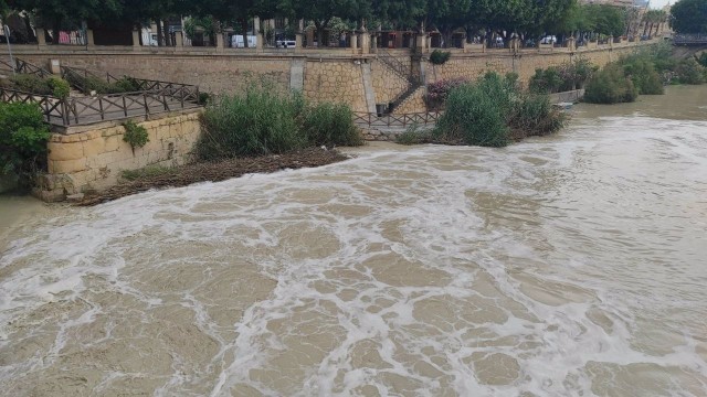 La Fiscalía investiga el origen de la espuma blanca que cubre el Segura cada vez que llueve en Murcia 