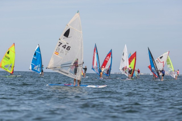 El wing foil y la fórmula kite se unen al windsurf en la Playa de Las Salinas 