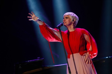 Pasión Vega canta al universo Almodóvar en la sala auditorio Roig Arena