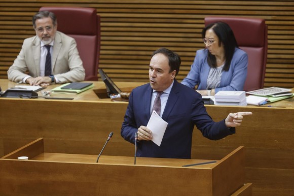Maricarmen centra la sesión de control a Pérez Llorca con reproches entre el president y la oposición
