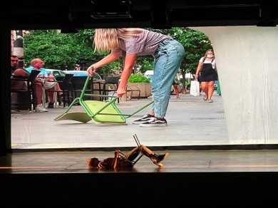 Tomás Verdú reflexiona sobre el proceso creativo a partir de una silla escolar