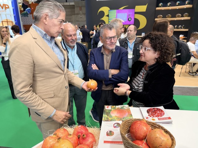 Boris Izaguirre y Eduardo Navarrete con la Granada Mollar de Elche en Fruit Attraction