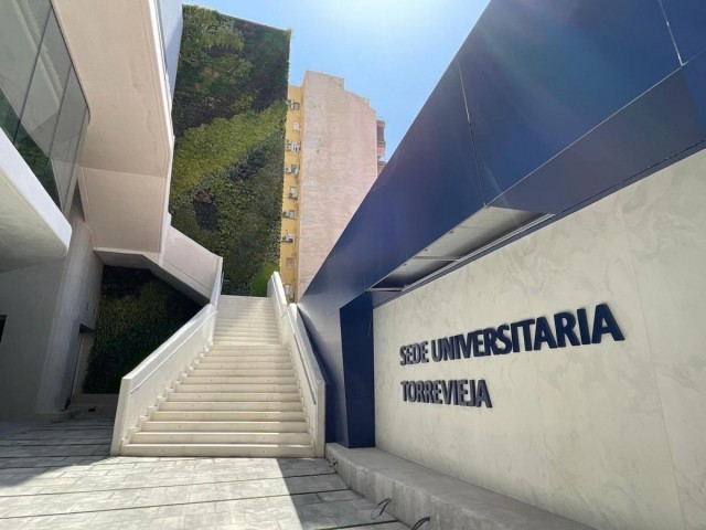 Torrevieja destina 1,15 millones a la UMH y la UNED para ampliar la oferta universitaria de la ciudad