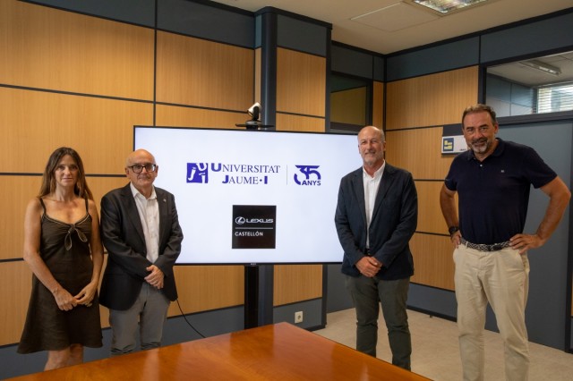 La cátedra de Actividad Física y Oncología de la UJI recibe un vehículo cedido por Lexus Castellón