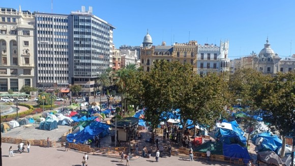El Ayuntamiento de València confirma que la mascletà del 9 d'Octubre no se disparará por la acampada