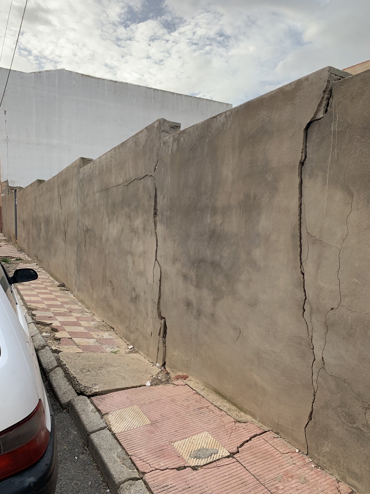Efectos sobre un muro y la acera en la zona de hundimiento.
