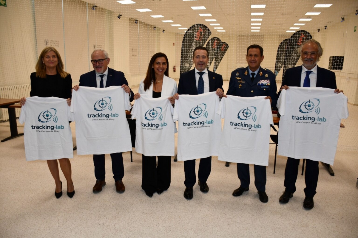 Las autoridades visitaron el nuevo laboratorio con motivo de la inauguración del curso.