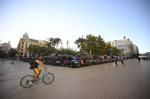 La plaza del Ayuntamiento de València amanece este 9 d'octubre blindada por la Policía Nacional