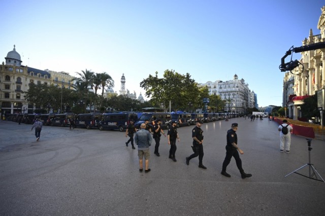 La plaza del Ayuntamiento de València amanece este 9 d'octubre blindada por la Policía Nacional