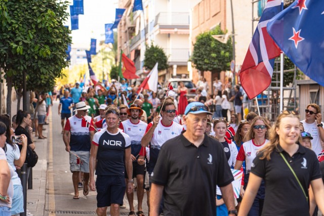 La Vila da el pistoletazo de salida al Mundial de Kayak de Mar con el desfile de las banderas