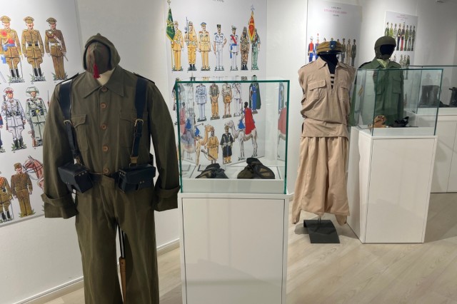 Cartagena se viste para marcar el paso: una exposición en la sala Domus del Pórtico muestra la evolución de las prendas militares 