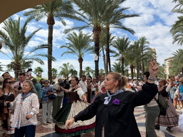 Música y folclore toman la plaza del Ayuntamiento de Alicante y la Explanada por el 9 d'Octubre