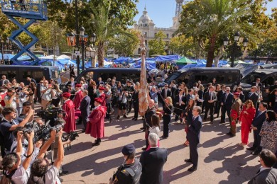 La Procesión Cívica arranca en convivencia con la Acampada por la vivienda y un amplio despliegue policial