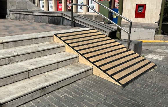 El PSPV cuestiona que la rampa instalada en la plaza Santa Clara para entrar al mercado provisional 