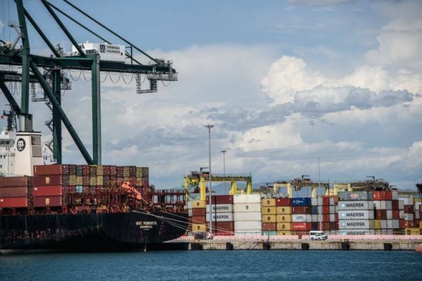 Los precios de exportaciones industriales bajan un 0,4% y las importaciones suben un 0,7% en mayo