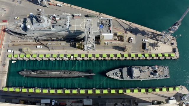 El gran ascensor de buques de Navantia en Cartagena cumple 50 años y ha colaborado ya en más de 1.000 varadas