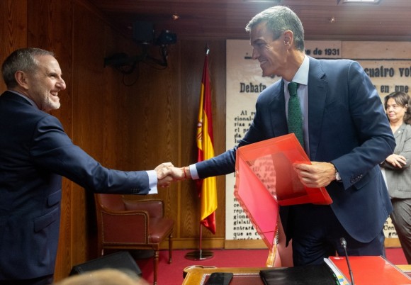El PSOE estudia presentarse al Senado en lista conjunta con la izquierda alternativa para evitar la mayoría del PP