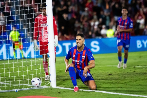 El CD Eldense juega con fuego, sobrevive y termina quemando al Córdoba CF