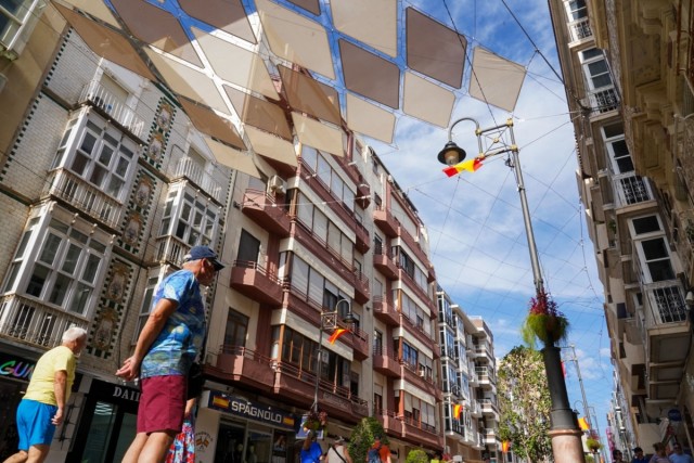 Cartagena inicia la retirada de los toldos de la calle del Carmen