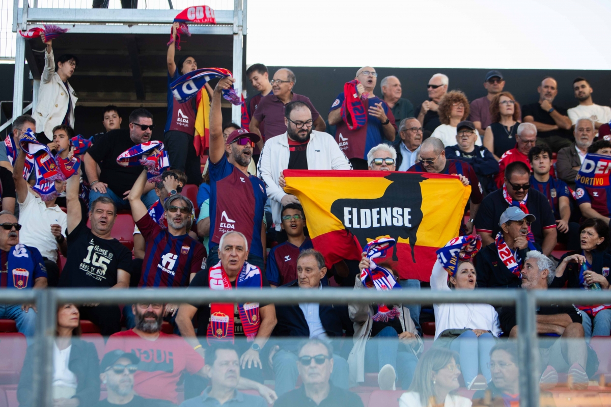 La afición del CD Eldense sonríe - Foto: LOF La afición del CD Eldense sonríe