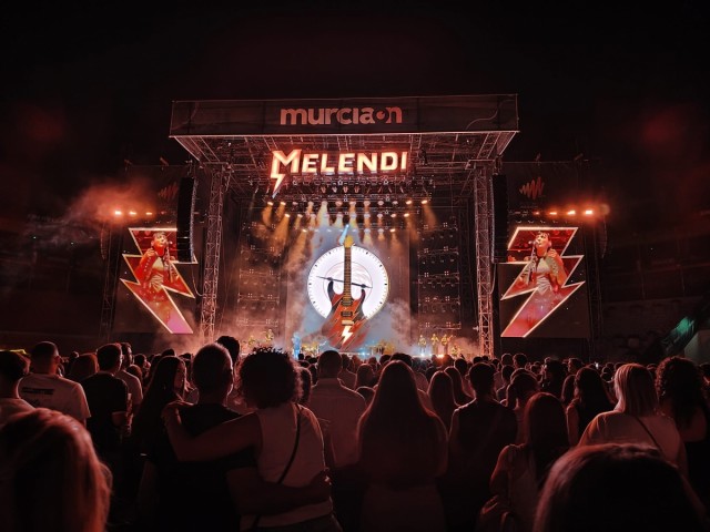 A Murcia se le van solos los pies al ritmo del Melendi más íntimo y reposado
