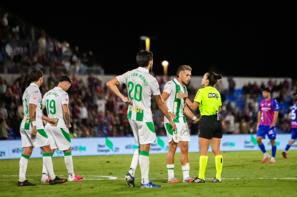 Marta Huerta le explica a Ismael Ruiz su decisión de pitar penalti - Foto: LOF Marta Huerta le explica a Ismael Ruiz su decisión de pitar penalti