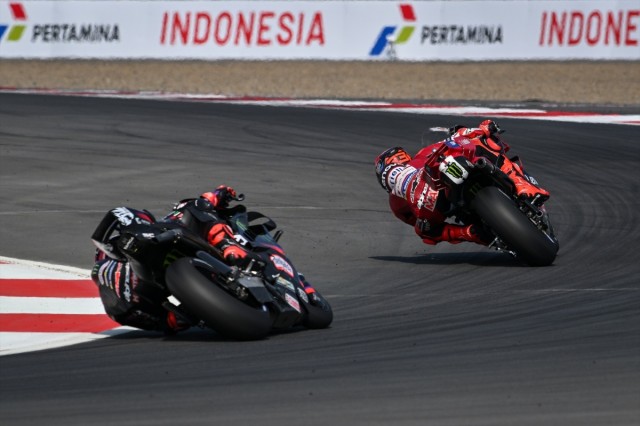 Bezzecchi vence en Indonesia y Jorge Martín arrebata el liderato a Marc Márquez