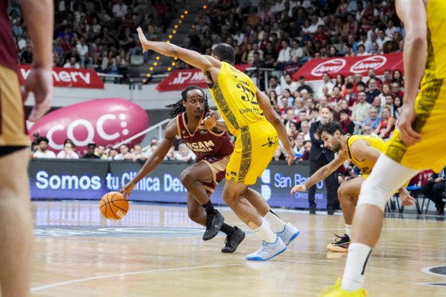 El UCAM CB sufre a La Laguna y a Marcelinho, un chaval de 43 años que es el mejor en el Palacio 