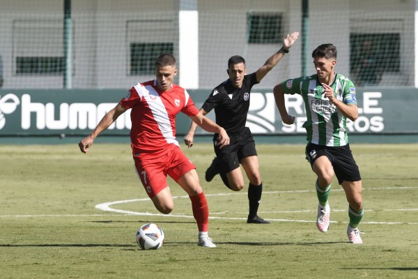 Al Eldense se le salen los fichajes de los bolsillos