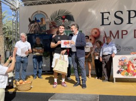 Pablo Saura logra el primer puesto en el concurso de pelar granadas en la Fireta del Camp d’Elx