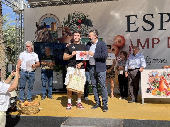 Pablo Saura logra el primer puesto en el concurso de pelar granadas en la Fireta del Camp d’Elx
