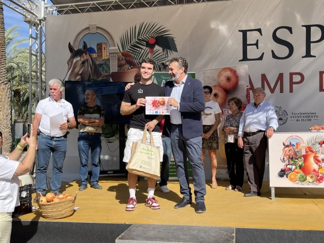 Pablo Saura logra el primer puesto en el concurso de pelar granadas en la Fireta del Camp d’Elx