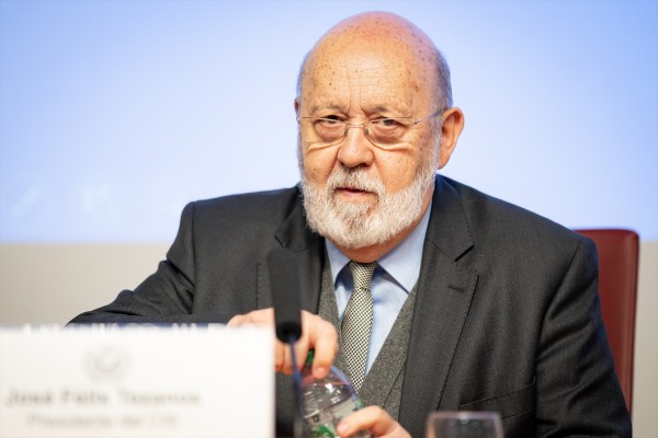 Multan con 3.000 euros a Tezanos por la encuesta sobre el periodo de reflexión de Sánchez