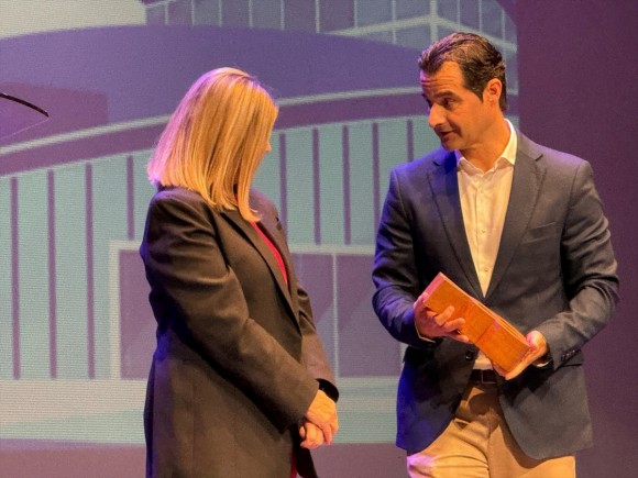 Ortí entrega a Torrevieja el distintivo de Capital Cultural Valenciana 2025