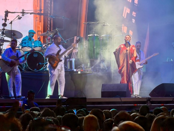 Una mujer interrumpe durante una hora el concierto de Niña Pastori en Alicante tras liberar gas pimienta