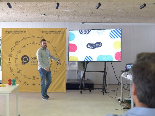 La 'startup' alicantina Siissu comienza a distribuir sus bañadores para aprender a nadar en Chile