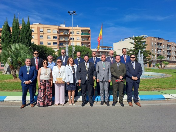 Nules iza su bandera de España y homenajea a cuatro agentes retirados por su trayectoria al servicio público