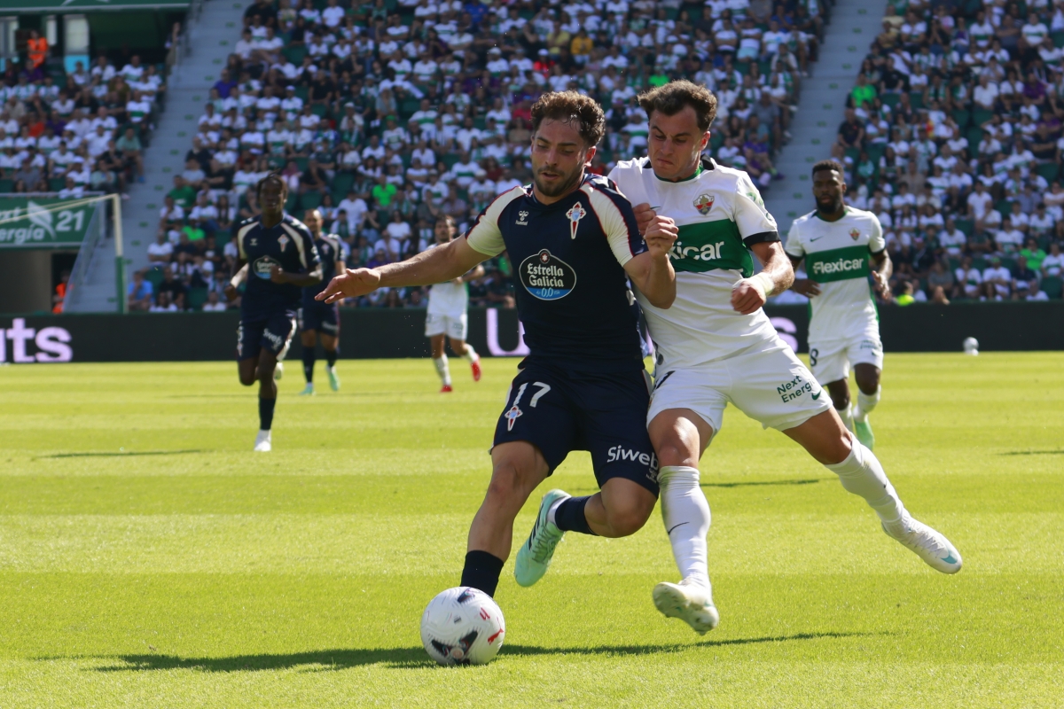 Javi Rueda y Germán Valero disputan un balón en el Elche CF-Celta de Vigo